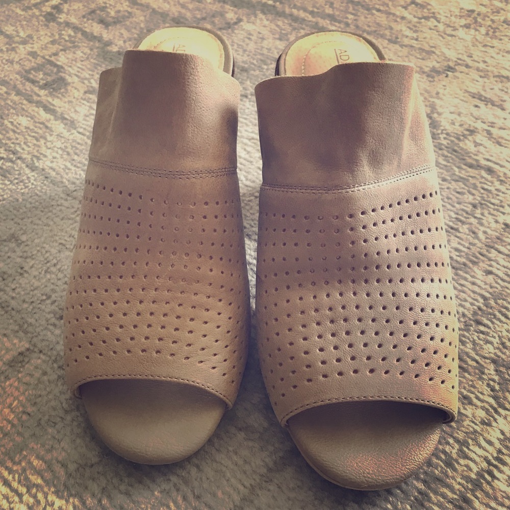 Me Too Adam Tucker Shoes Beige Size 7.5